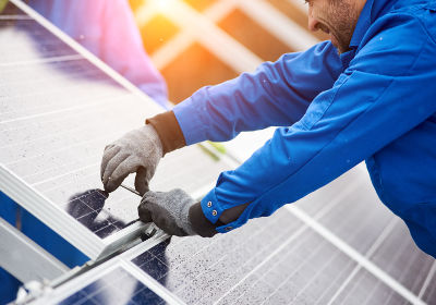 Installateur de panneaux photovoltaïques sur le toit d'une maison